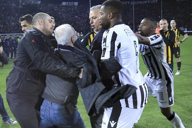 Vzteklého majitele PAOKu musel držet bodyguard. Osmapadesátiletý Savvidis by jinak napadl i hráče soupeře. 