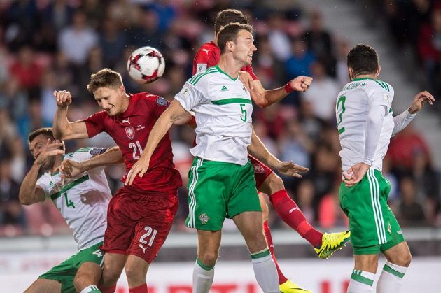 Český útočník Milan Škoda a obránci Severního Irska Gareth McAuley (č.4) a Jonny Evans během utkání kvalifikace MS 2018.