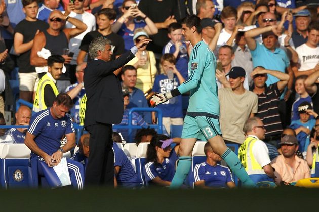 Vyloučený gólman Chelsea Thibaut Courtois opouští hrací plochu stadiónu Stamford Bridge.