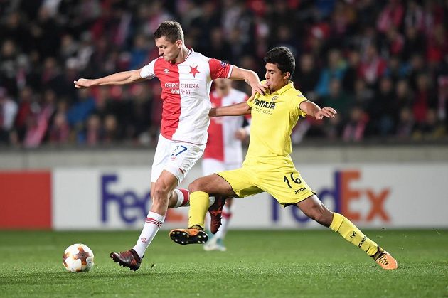 Slávista Tomáš Necid (vlevo) a Rodrigo Hernandez z Villarrealu ve čtvrtém kole skupiny Evropské ligy.