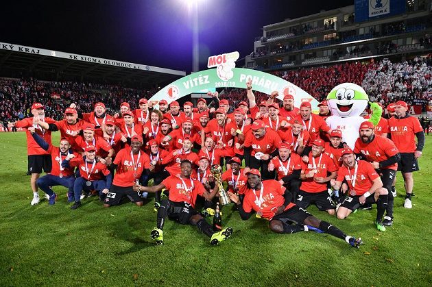 Fotbalisté pražské Slavie slaví po výhře ve finále MOL Cupu s cennou trofejí.