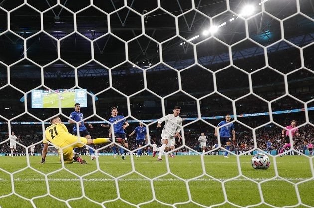 Střídající španělský útočník Álvaro Morata srovnal v řádné hrací době stav semifinále EURO na 1:1.
