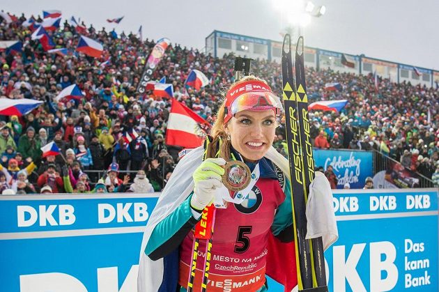 Gabriela Koukalová ze zlatou medailí za vítězství v závodu s hromadným startem na 12,5 km ve Vysočina Areně.