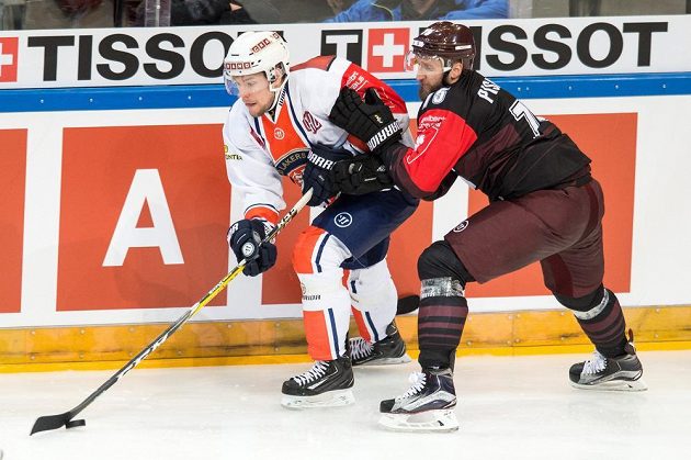 Robert Rosén z Växjö a Jan Piskáček (vpravo) ze Sparty během odvetného utkání semifinále hokejové Ligy mistrů.