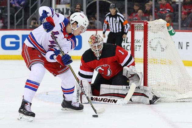 Český útočník týmu New York Rangers Filip Chytil se snaží prosadit v utkání NHL na ledě New Jersey Devils. Na gólmana New Jersey Devils Keitha Kinkaida si ale nepřišel.