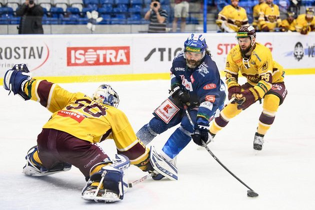 Jaromír Jágr z Kladna se marně snaží překonat Maxima Žukova v jihlavské bráně. Vzadu Filip Eliáš.