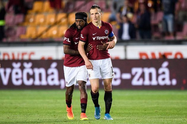 Emoce na konci zápasu. Obránce Costa uklidňuje parťáka z obrany Lukáše Štetinu v duelu s Baníkem.