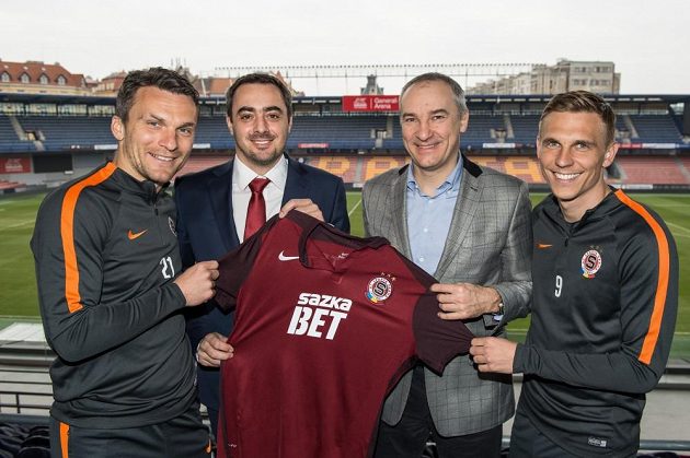 Nový dres Sparty představují zleva kapitán David Lafata, ředitel Adam Kotalík, generální ředitel společnosti Sazka Robert Chvátala a reprezentant Bořek Dočkal.