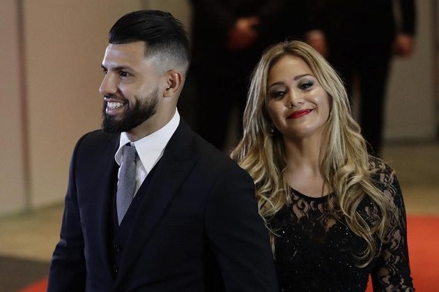 Útočník Manchesteru City Sergio Agüero s přítelkyní Karinou Tejeda na svatbě argentinského fotbalisty Lea Messiho.