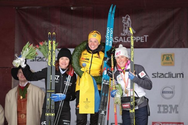 Kateřina Smutná (vpravo) na stupních vítězů Vasova běhu, v němž obsadila třetí místo.