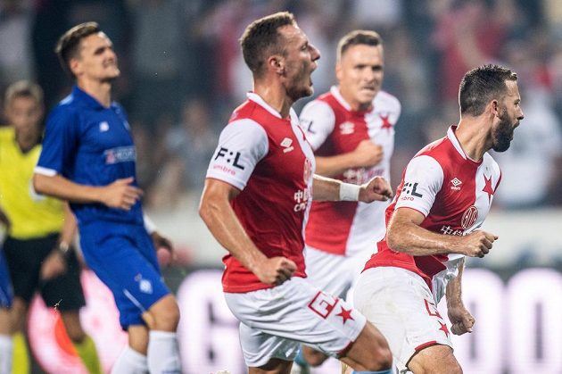 Fotbalisté Slavie slaví. Záložník Josef Hušbauer v nastavení proměnil penaltu a utkání 3. předkola Ligy mistrů s Dynamem Kyjev skončilo nerozhodně 1:1.