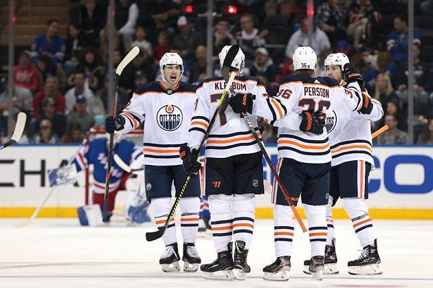 Radost hokejistů Edmontonu Oilers po trefě obránce Oscara Klefboma (77) do sítě Rangers.