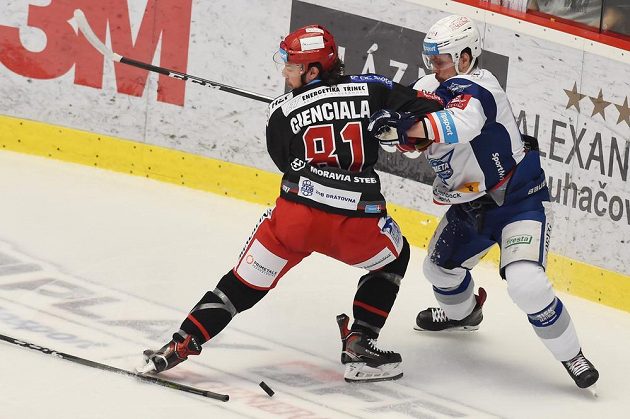 Zleva David Cienciala z Třince a Ondřej Němec z Brna v souboji během prvního finále hokejové extraligy.