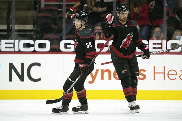Útočník Caroliny Hurricanes Martin Nečas (88) slaví gól v utkání NHL proti Chicagu Blackhawks.