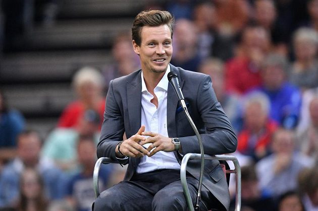 Další z momentek z rozlučky Radka Štěpánka s tenisovou kariérou. Na umpire zasedl Tomáš Berdych.