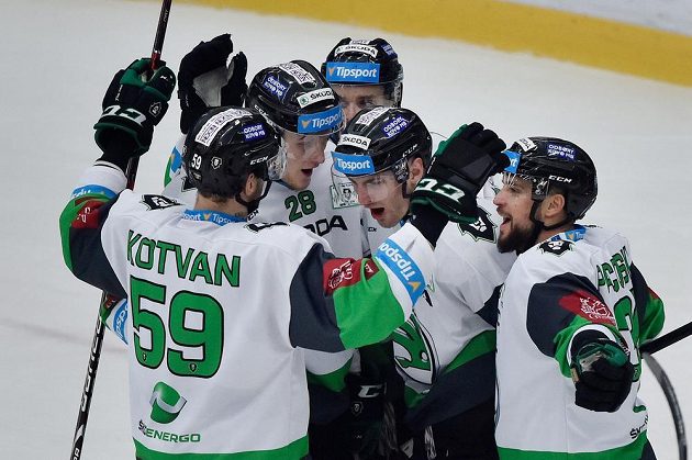 Hokejisté Mladé Boleslavi se radují z gólu (zleva) Oldrich Kotvan, Pavol Skalický, Jakub Klepiš, autor branky Lukáš Žejdl a Dominik Pacovský.
