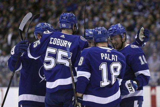 Radost v podání hokejistů Tampy Bay Lightning během utkání NHL. Slaví i český útočník Ondřej Palát.