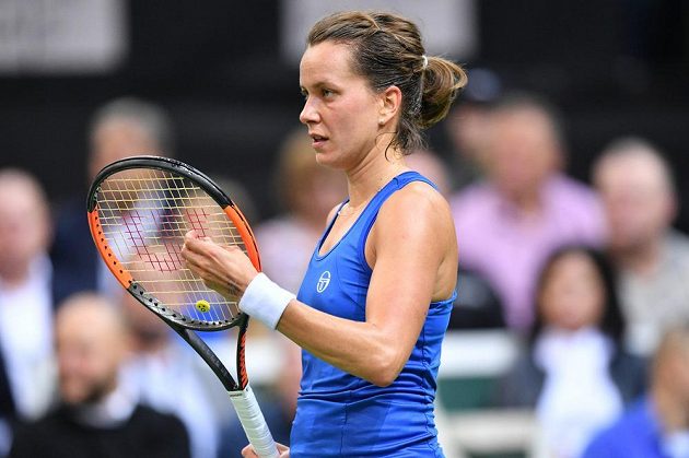 Barbora Strýcová v zápase proti Sofii Keninové z amerického týmu ve finále Fed Cupu.