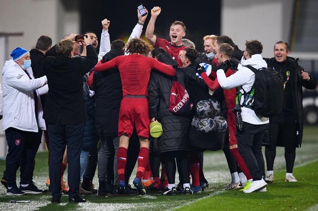 Fotbalisté české reprezentace oslavují vítězství nad Slovenskem a postup do skupiny A.