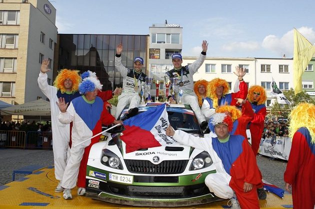 Jan Kopecký (vpravo) a Pavel Dresler s fanoušky po vítězství při Barum rallye 2013.
