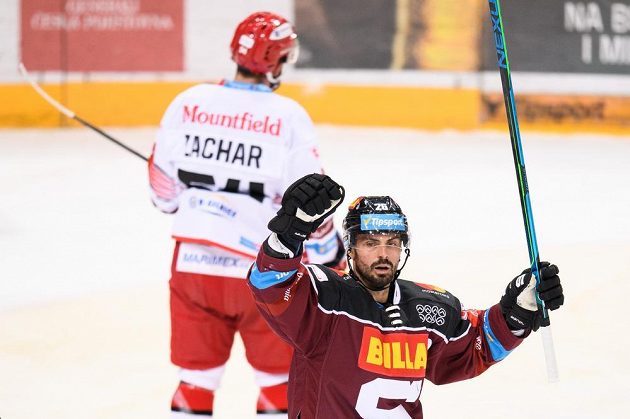 Hokejista Michal Řepík ze Sparty oslavuje gól v extraligovém utkání s Mountfieldem.