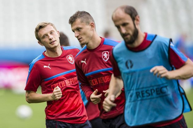 Čeští fotbalisté na tréninku v St. Étienne. Zleva Ladislav Krejčí, Tomáš Necid a Roman Hubník.