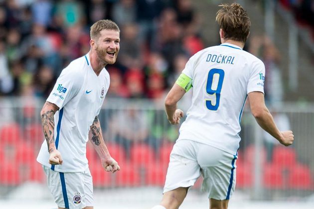Ondřej Mazuch ze Sparty (vlevo) oslavuje s Bořkem Dočkalem svůj gól proti Brnu.