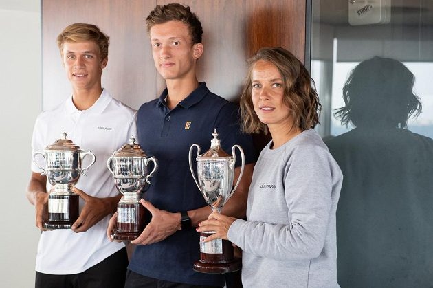 Trio šampionů. Tenistka Barbora Strýcová a junioři Jonáš Forejtek (vlevo) a Jiří Lehečka po návratu z Wimbledonu.