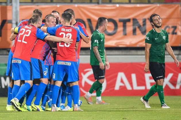 Fotbalisté Viktorie Plzeň oslavují gól na 2:1 během utkání 8. kola Fortuna ligy v Příbrami.