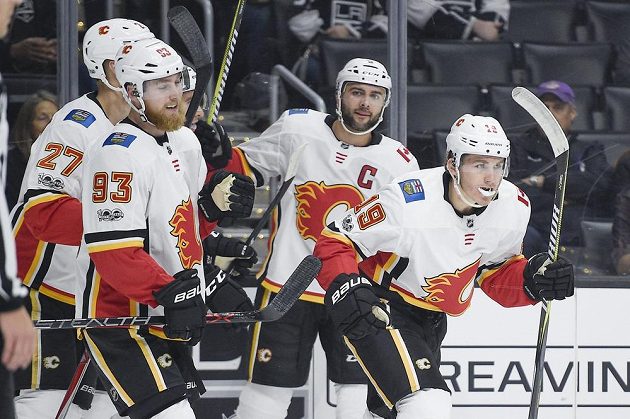 Hokejisté Calgary Flames slaví gól Matthewa Tkachuka na ledě Los Angeles v utkání NHL.
