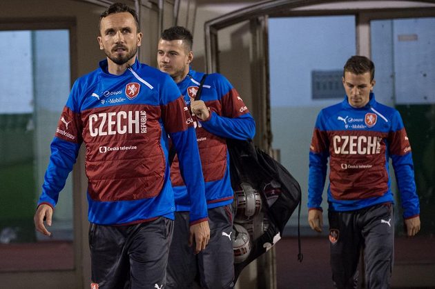 Tomáš Sivok (vpředu), Daniel Pudil a Vladimír Darida na tréninku české fotbalové reprezentace na Strahově.