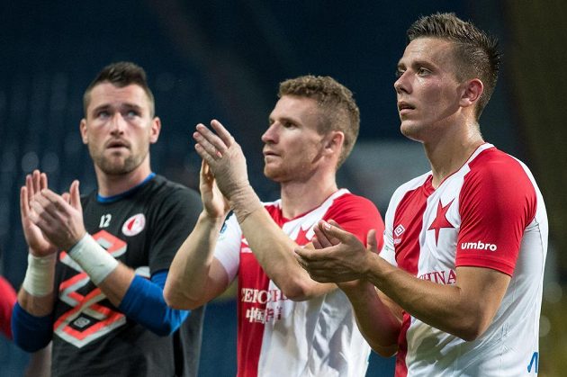 Fotbalisté Slavie Jaroslav Mihalík (vpravo), Muris Mešanovič (uprostřed) a Martin Berkovec po utkání v Teplicích.