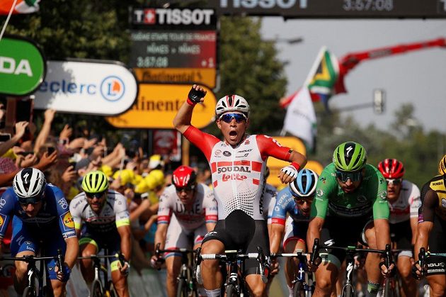 Australský cyklista Caleb Ewan vyhrál šestnáctou etapu Tour de France, když se prosadil v hromadném spurtu pelotonu. Slovák Peter Sagan dorazil do cíle jako čtvrtý.