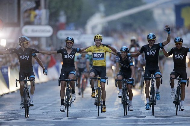 Tým Sky dojíždí do cíle poslední 21. etapy cyklistické Tour de France. Ve žlutém trikotu je celkový vítěz Brit Christopher Froome.