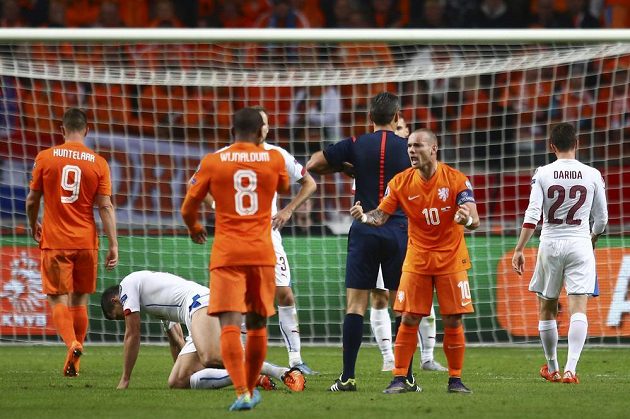 Nizozemský kapitán Wesley Sneijder (druhý zprava) se dohaduje se spoluhráči během zápasu s Českem v Amsterdamu.