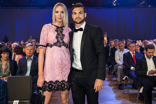 Hokejista Michael Frolík s partnerkou Dianou Kobzanovou během slavnostního vyhlášení ankety Zlatá hokejka 2017.