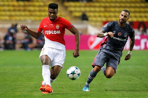 Jemerson (vlevo) z Monaka centruje, sleduje ho Ricardo Quaresma z Besiktase.