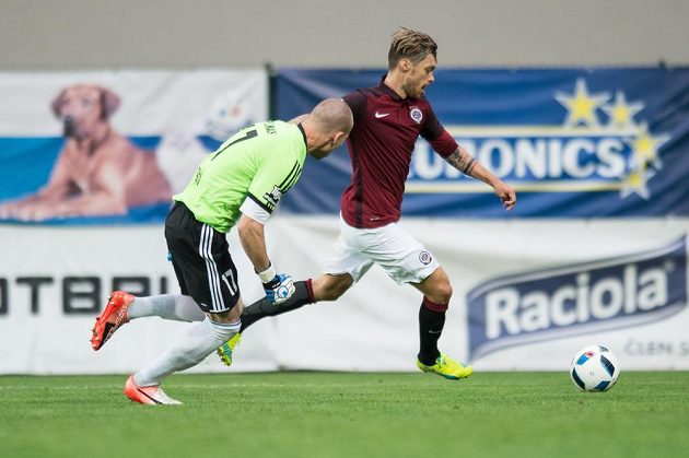 Václav Kadlec ze Sparty ve velké šanci zlínského brankáře Stanislava Dostála v závěru úvodní půle nepřekonal.