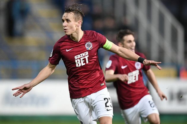 Sparťanský fotbalista Josef Šural slaví gól na zlínské Letné v utkání 13. kola HET ligy. V tu chvíli vyrovnal na 1:1.