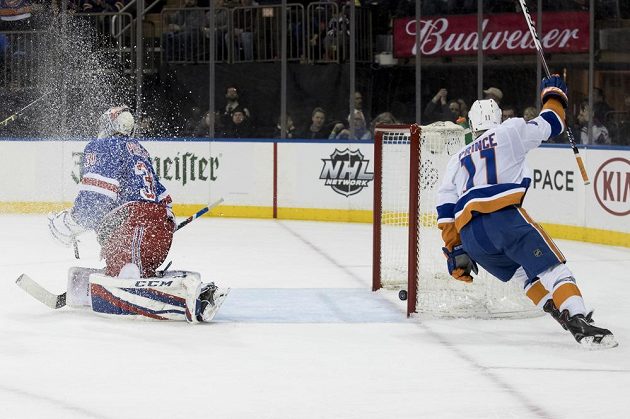 Gólman NY Rangers Ondřej Pavelec inkasuje gól od Shanea Prince z NY Islanders.