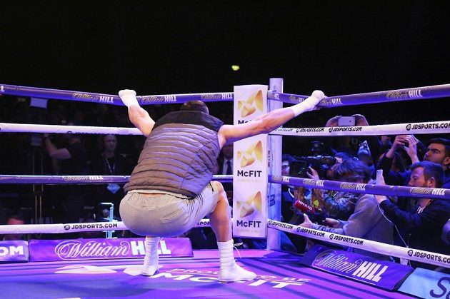 Ukrajinský boxer Vladimir Kličko se protahuje v ringu v rámci přípravy na bitvu s Anthonym Joshuou.