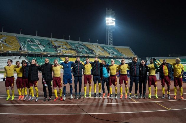 Fotbalisté Sparty Praha oslavují vítězství a postup po utkání Evropské ligy v Krasnodaru.