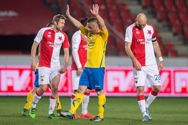 Bývalý obránce Slavie David Hubáček zdraví fanoušky po utkání 21. kola Synot ligy.
