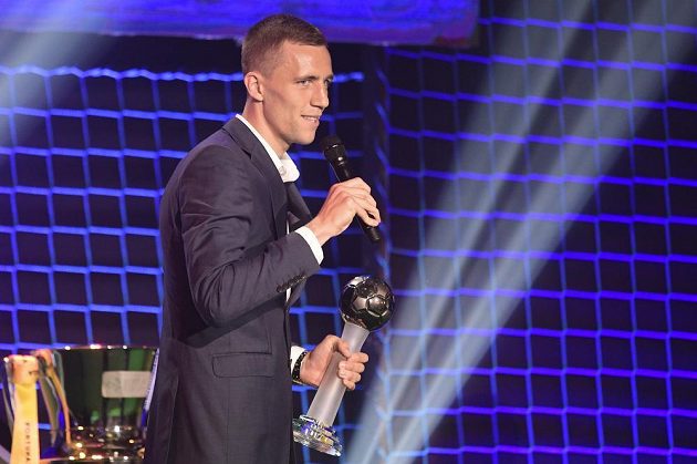 Záložník Slavie Tomáš Souček převzal cenu pro nejlepšího hráče sezony první fotbalové ligy.