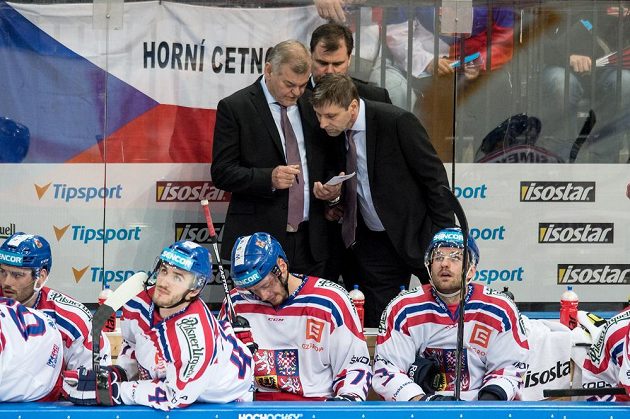Reprezentační kouč Vladimír Vůjtek (vlevo) a asistenti Josef Jandač s Jaroslavem Špačkem (vzadu) během přípravného duelu s Kanadou.