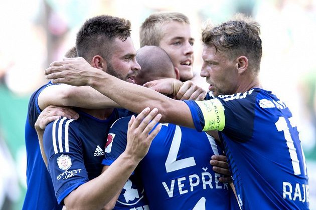 Fotbalisté Sigmy Olomouc Václav Vašíček (vlevo) a Jan Rajnoch oslavují gól na 1:0 během utkání na Bohemians 1905.