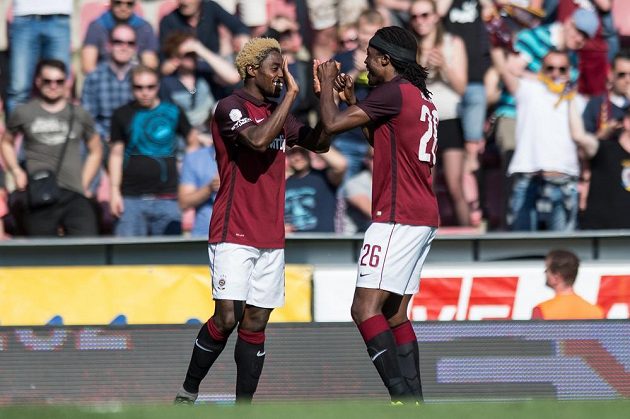 Fotbalisté Sparty Praha Tiémoko Konaté (vlevo) a Costa oslavují gól proti Liberci.