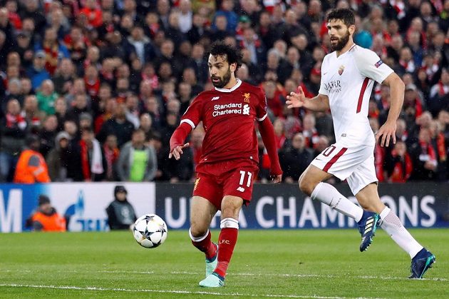 Liverpoolský střelec Mohamed Salah (vlevo) krátce před tím, než vstřelil druhý gól.