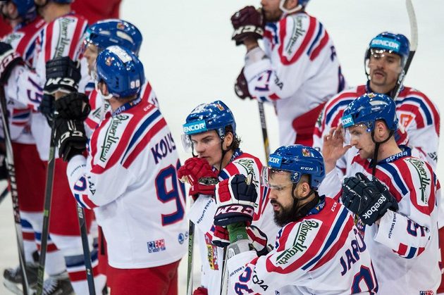 Zklamaní čeští hokejisté po porážce s Kanadou. Vpředu zprava Jakub Jeřábek, Petr Zámorský a Richard Jarůšek.