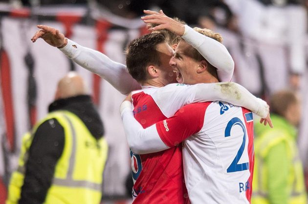 Fotbalisté Slavie Praha Jaromír Zmrhal a Antonín Barák oslavují vítězný gól v zápase proti Slovácku.
